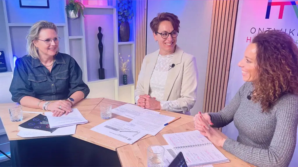 Achter de schermen bij het webinar van het Ontwikkelhuis | HR & Leiderschap bij Breakdown Studio. Vlnr: Sonja Bakker (Directeur/eigenaar , Ontwikkelhuis), Katinka van Dongen (Manager Concernstaf, Mens & Organisatie bij Salios), Coralie Elmont (Human potential specialist, AON).