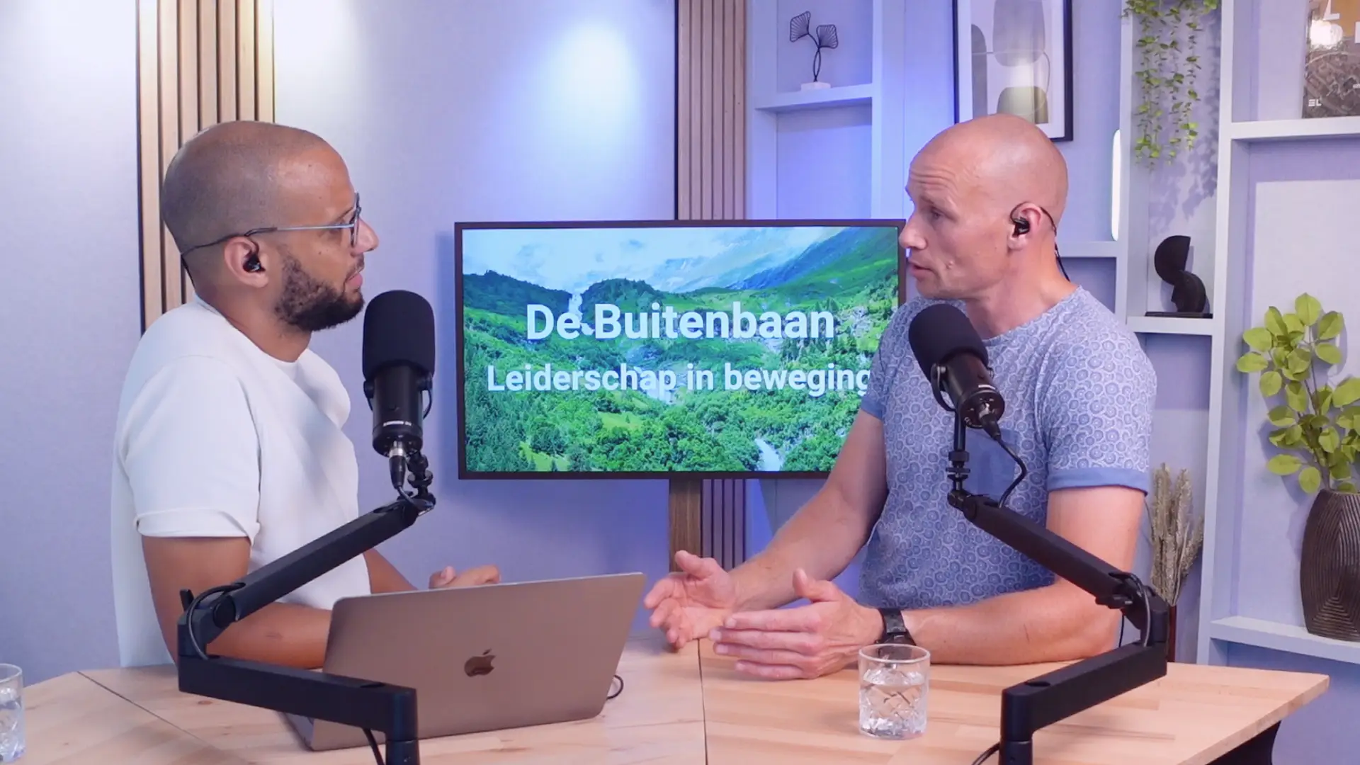 Narada Bouwland en Widolf Gakema in een podcast in Breakdown Studio over wat 'De Buitenbaan' aanbiedt tav persoonlijke en leiderschapsontwikkeling.